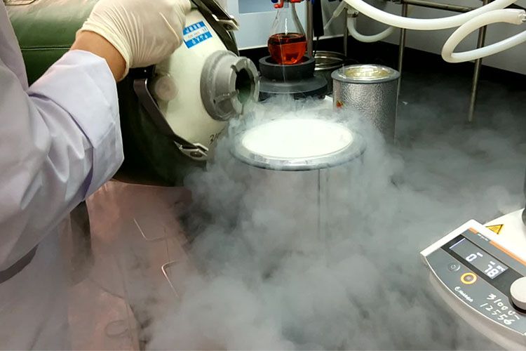 使用東亞液氮罐，提取液氮